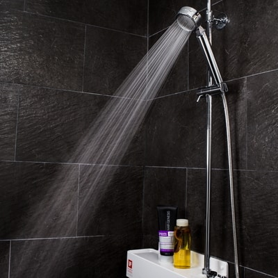 Aroma Sense testivoittaja AS-9000 suihku tummassa kylpyhuoneessa. Suihkupää suodattaa kalkkia ja rautaa.