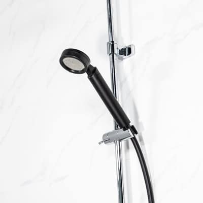 Musta PVC letku ja Aroma Sense suihku korostuu upeasti valkoisessa kylpyhuoneessa.