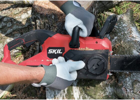 SKIL 0540 CA With a carbon brushless battery chain saw, you can saw tree trunks, branches and timber really quickly and conveniently.