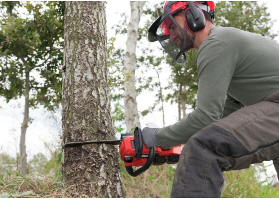 SKIL 0540 CA Hiiliharjattomalla akkuketjusahalla sahaat puunrungot, oksat ja puutavaran todella nopeasti ja kätevästi.