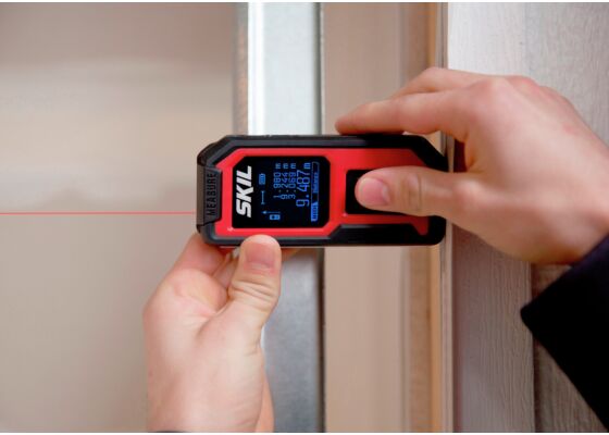 The SKIL 1930 AA laser rangefinder has a long range of up to 30 meters. With the tool, measurements and digital leveling can be done accurately and quickly.