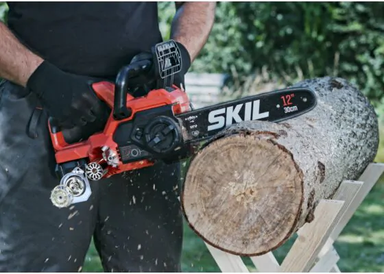 The Skil 0534 CA cordless chain saw is ideal for fast and efficient sawing of small trees and branches in the yard or at the cottage. The lightweight and compact wireless saw makes it easy to work even in difficult places.