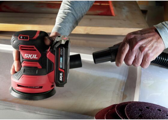 SKIL 3745 CA cordless centre grinder 125 mm. Durable battery-powered non-centre grinder for one-handed grinding.