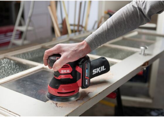 SKIL 3745 CA cordless centre grinder 125 mm. Durable battery-powered non-centre grinder for one-handed grinding.